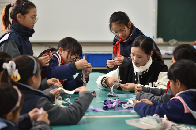 圖為江北區(qū)第二實驗小學(xué)女紅社團 學(xué)校供圖.jpg