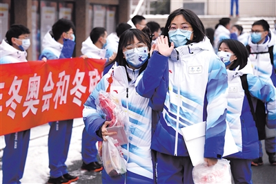 1月23日，在北京交通大學(xué)，首批冬奧志愿者準備出發(fā)。當日，北京交通大學(xué)首批冬奧志愿者集結(jié)出發(fā)。據(jù)了解，首批80名師生志愿者將在國家體育館開展志愿服務(wù)工作。新華社記者 任超 攝.jpg