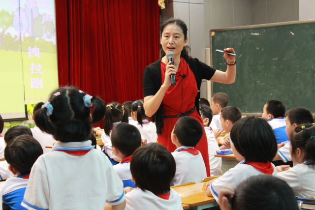 p50 圖1 學校教師在課堂上開展啟發(fā)式教學，與學生互動。吳春嬈 供圖.jpg