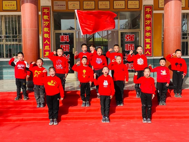 三年級學生在“紅星閃閃耀我前行”活動中表演紅歌《童心向黨》.JPG