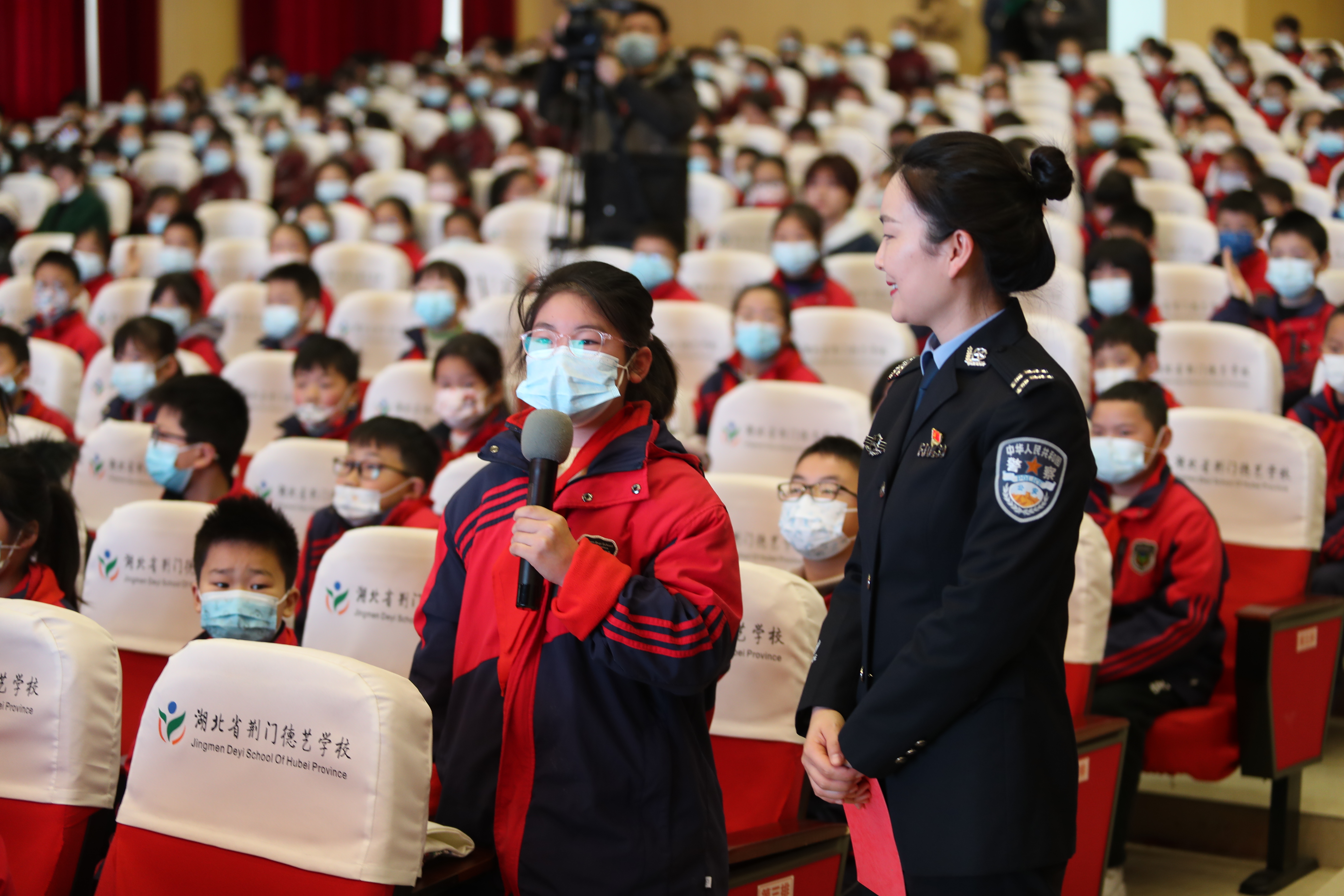 荊門(mén)市教育局組織交警講解員現(xiàn)場(chǎng)與學(xué)生互動(dòng)3  攝影 陳軍 談媛媛.jpg