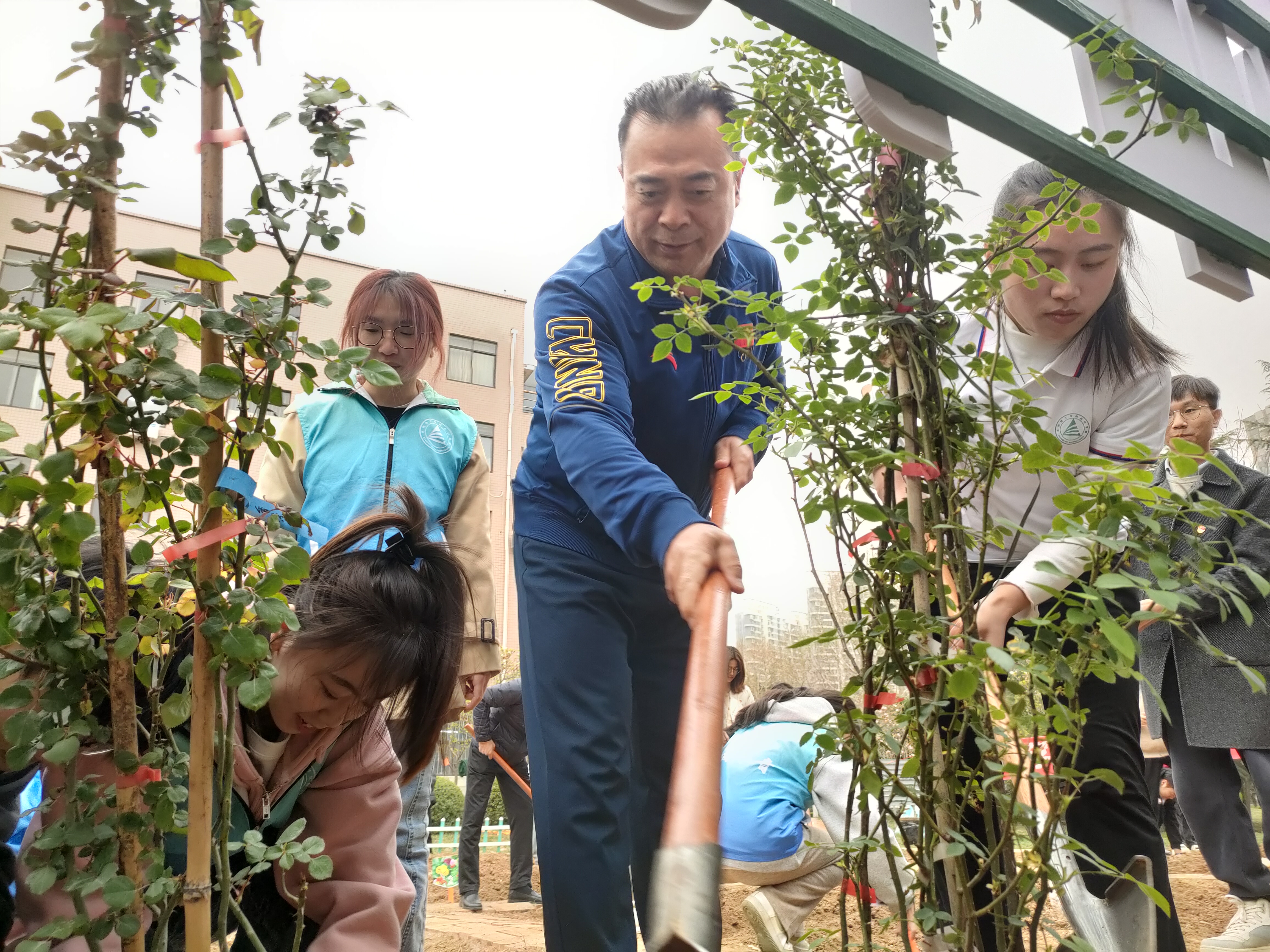 02  洛陽(yáng)理工學(xué)院校長(zhǎng)張銳和同學(xué)們一起栽種植物.jpg