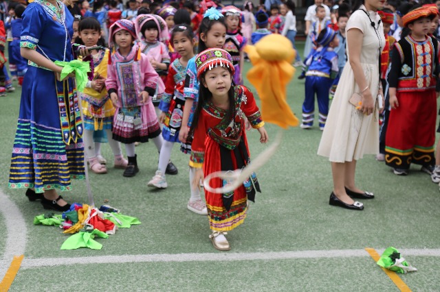 南寧市星湖小學一、二年級的學生開展了壯族競技項目“背簍繡球”.JPG