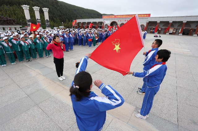 09——5月26日，甘肅省平?jīng)鍪嗅轻紖^(qū)西大街小學(xué)教育集團(tuán)在六盤山紅軍長征紀(jì)念館舉行少先隊員入隊儀式。.JPG