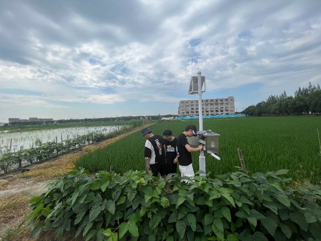 寧波財(cái)經(jīng)學(xué)院大學(xué)生深入田間地頭檢修設(shè)備 學(xué)校供圖.jpg