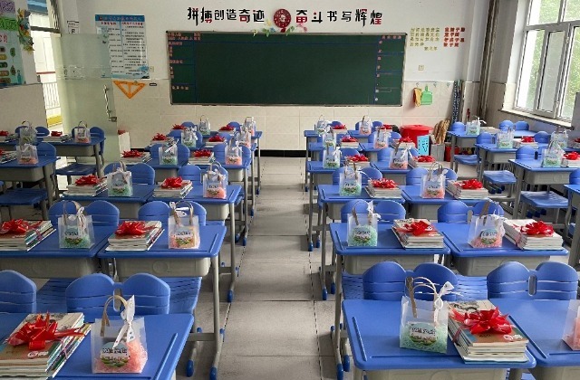 黑龍江五常時(shí)代中學(xué)，煥然一新的教室靜待學(xué)生歸來(lái)。梁丹攝.jpg