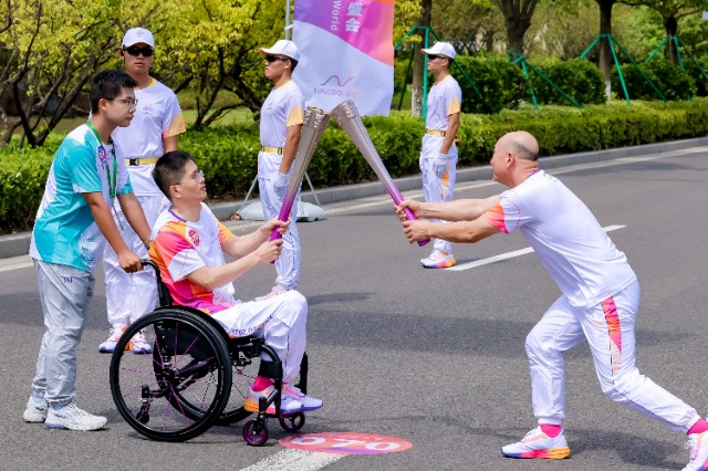 寧波職業(yè)技術(shù)學院學生志愿者為亞運“薪火”相傳保駕護航 學校供圖.jpg