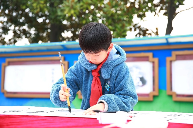 寧波奉化區(qū)學(xué)生在展示書(shū)法 奉化區(qū)教育局供圖.JPG