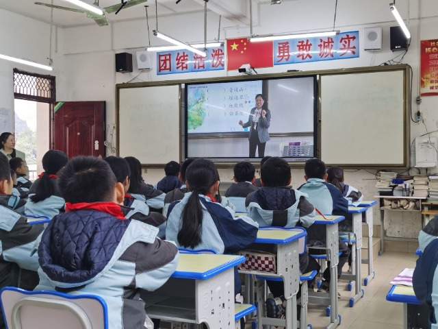 邊境學(xué)校_憑祥市友誼鎮(zhèn)卡鳳小學(xué)和憑祥市第一小學(xué)開展同步課堂教學(xué)01（攝影：許華方）.jpg