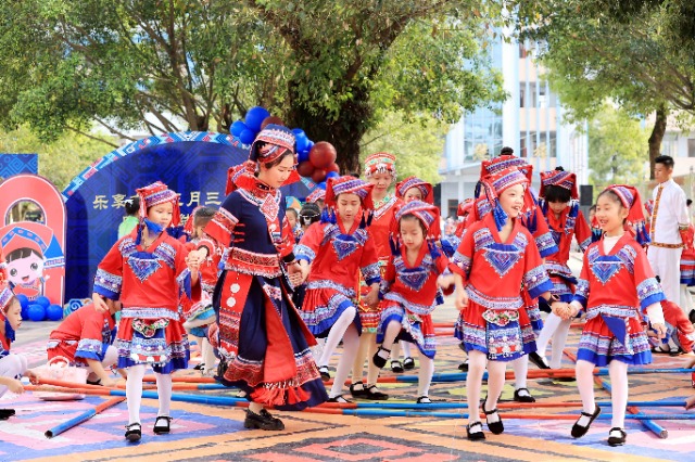 圖4：4月9日，在廣西柳州市融安縣實(shí)驗(yàn)小學(xué)校園，一名老師帶著學(xué)生跳竹竿舞。（譚凱興 攝）.JPG