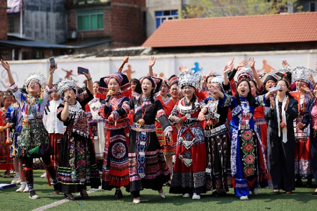 圖1：4月9日，在廣西柳州市融安縣實(shí)驗(yàn)小學(xué)校園，師生們?cè)谶M(jìn)行山歌對(duì)唱。（譚凱興 攝）.JPG