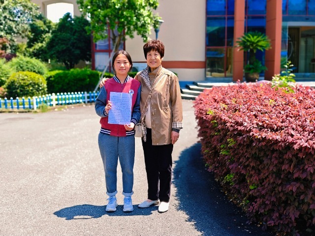 黃女士（右）來校表達感謝，并與沈博妍合影 學校供圖.jpg