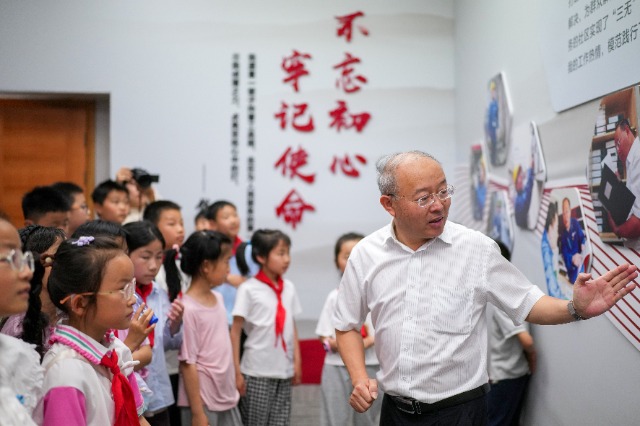 學生們與“時代楷?！卞X海軍互動 慈溪市學生成長指導(dǎo)中心供圖.jpg