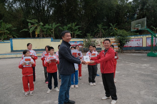 寧明縣國門小學(xué)板爛小學(xué)接受南寧師范大學(xué)贈送的推普教材教具.jpg