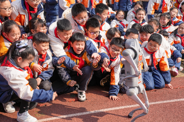 寧波余姚市姚江小學學生與機器狗互動 學校供圖.png