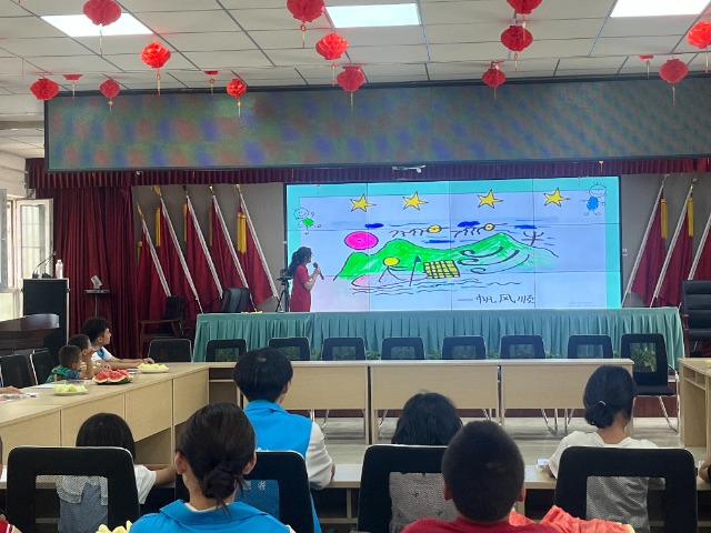 寧波職業(yè)技術(shù)大學(xué)“石榴結(jié)籽·同音同心”暑期社會實踐團(tuán)隊語言教學(xué)現(xiàn)場 學(xué)校供圖.jpg